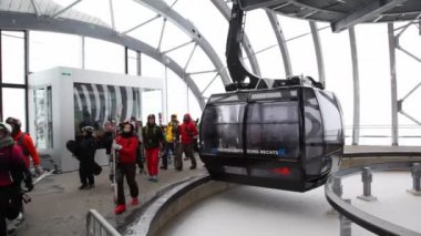 İnsanlar üzerinde teleferik istasyonuna gidin