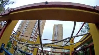 Oğlan demir merdiven yükselir