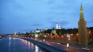 Gemi yelken trafiği Kremlin duvarının yakınında olan Irmak