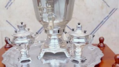 Üç retro Rus samovars