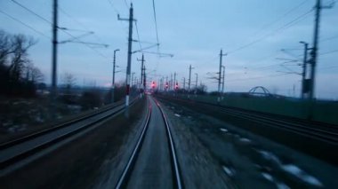 Tren demiryolu ile gider