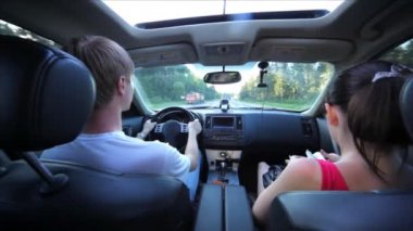 Adam beyaz araba kullanıyor