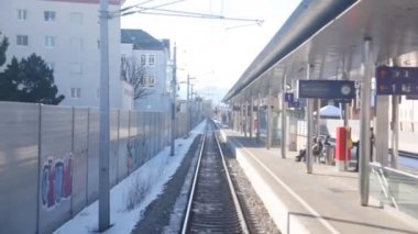 Tren demiryolu platformu yakınındaki tarafından gider