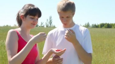 Yabani çilek kız ve adam yemek