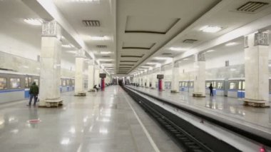 Metro istasyonunda iki tren geliyor