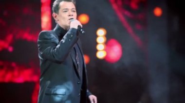 Vadim Kazachenko sahnede şarkı söylüyor.