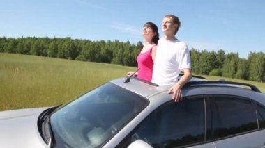 Kız adamla ayakta çatı diyafram