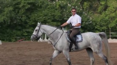 Süvari sırtında rides
