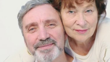 Kadın kıdemli sarılmak yaşlı adam