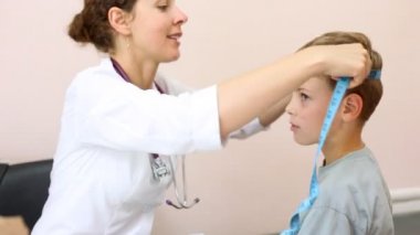 Doktor çocuğu başkanı ölçme