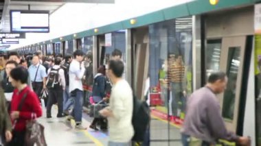 İnsanlar metro araçların dışında gelmek