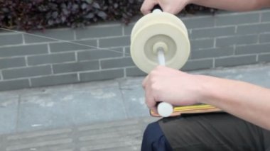 İp ile çalışırken coil tutan adam