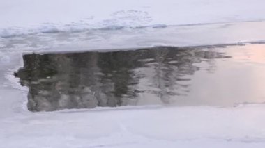 Su dalgaları ve su yansıması