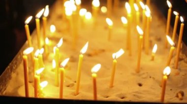İnsanlar kilisede mum koymak