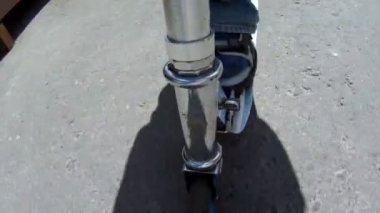 Genç sürmek scooter
