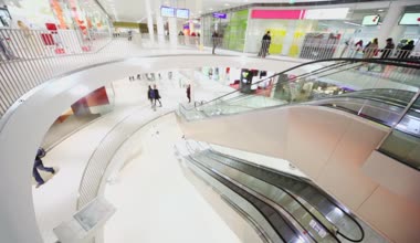 Yürüyen merdiven yakınındaki insanlar yürüyüş