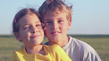 İki çocuk çim Hill'de oturmak