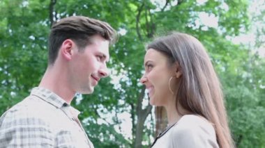 Genç bir çift göz ve gülümseme