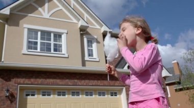 Küçük kız helva yiyen