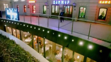 İnsanlar restoranda oturup