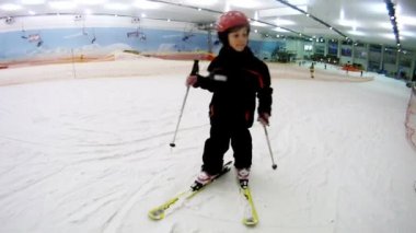 Kız beceriksizce dağ yamacında yükselir