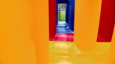 Erkek ve kız, şişme Bahçesi