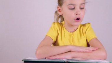 Küçük kız size kitap okuyan