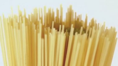 Kuru sarı pişmemiş makarna