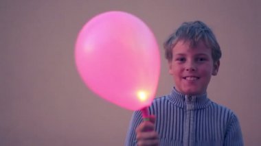 Genç çocuk balon tutar
