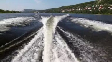 Nehri üzerinde tekne dalgalardan