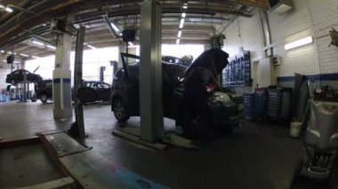 Araç Bakımı Merkezi kaldırdı baca şapkası ile araba duruyor