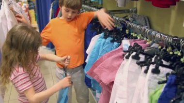 Kız şort üzerinde çalışır