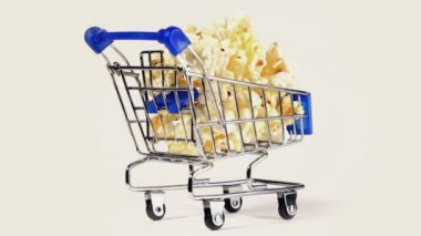 Minyatür metal sepeti patlamış mısır ile