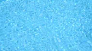 Mavi havuzu şeffaf su