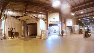 İşçiler konteyner taşımak