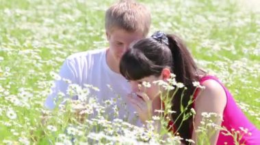 Papatya alanında genç Çift