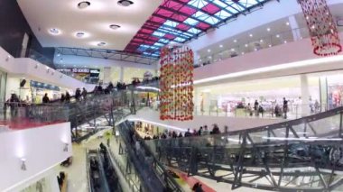 İnsanlar Gagarinsky alışveriş merkezinde yürüyen merdiven üzerinde hareket