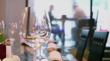 Waterwall restoranda arkasındaki istemcilere Garson geliyor