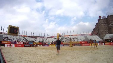 Sportswomen plaj voleybolu oynamak