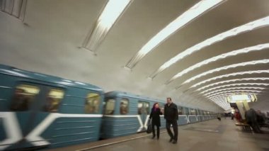 Tren metro istasyonu'na varış