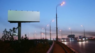 Boş reklam ayağı karayolu üzerinde