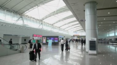 Havaalanı Bagaj ile insanlar yürümek