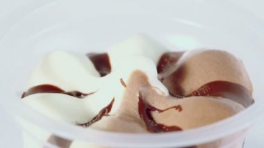 Beyaz ve çikolatalı dondurma