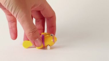 El Rüzgar sarı oyuncak balık