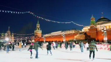 Birçok kişi paten üzerinde binmek