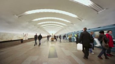 İnsanlar platformu üzerinde yürümek