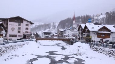 Arabalar ve turistler yollara