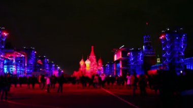 insanlar kırmızı kare üzerinde yürümek