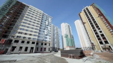 İşçi yürüyüş yakınındaki evlerin yapım aşamasında.