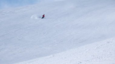 Kayakçı dağ yamacında gider